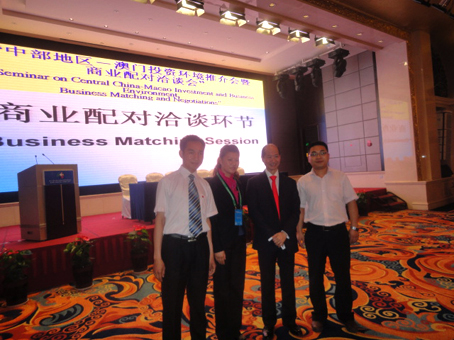 郑州飞龙代表河南企业在中部澳门投资环境推荐会发表演讲