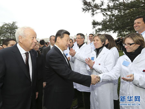 习近平参观法国梅里埃生物科研中心