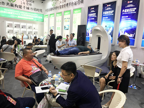 飞龙医疗外星舱亮相第50届中国（广州）美博会